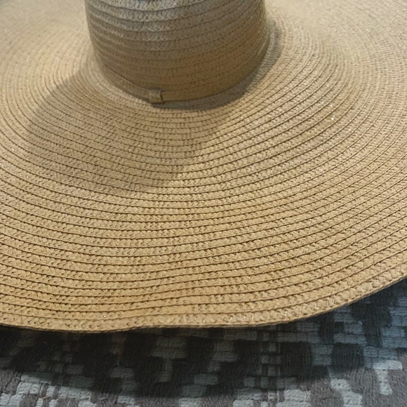 LARGE Straw hat ☀️ - Picture 4 of 5